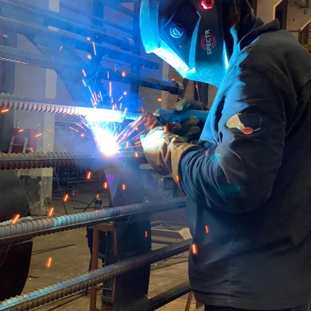 Сварщик на открытой площадке